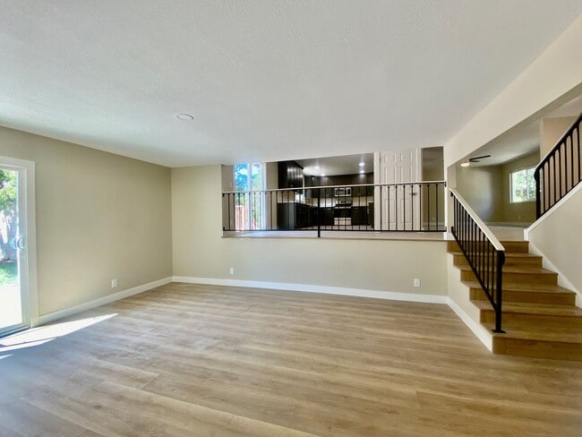 Building Photo - RECENTLY RENOVATED 4 BED, 2.5 BATH HOME ON CORNER LOT