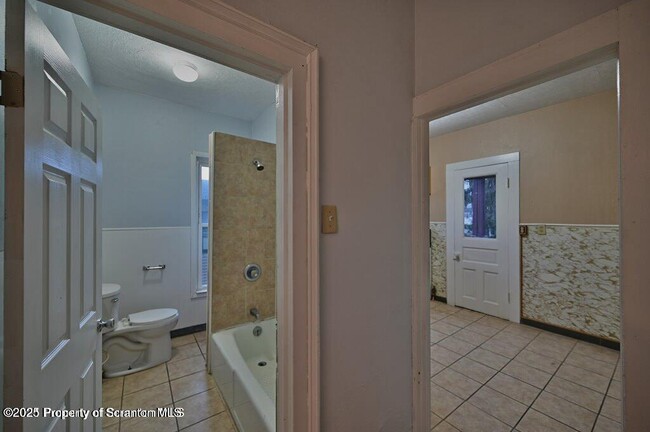 Building Photo - 1416 Capouse Ave