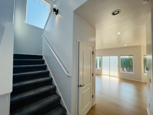 Building Photo - 4 Bedroom 2.5 Bathroom Home w/ Garage In Ferndale!