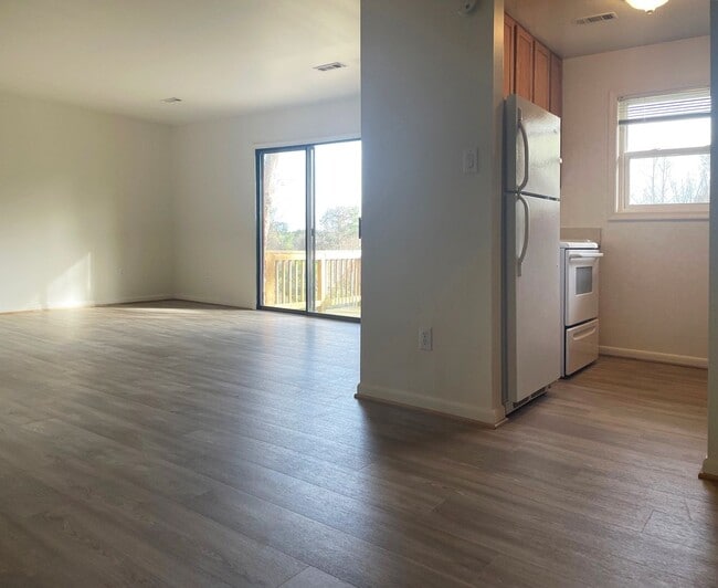 Building Photo - Charming 2 bedroom condo off of Jamestown Road! AVAILABLE July 2026!