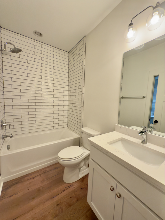 Building Photo - Beautiful 3 bed 3 bath WALKABLE to restaur...