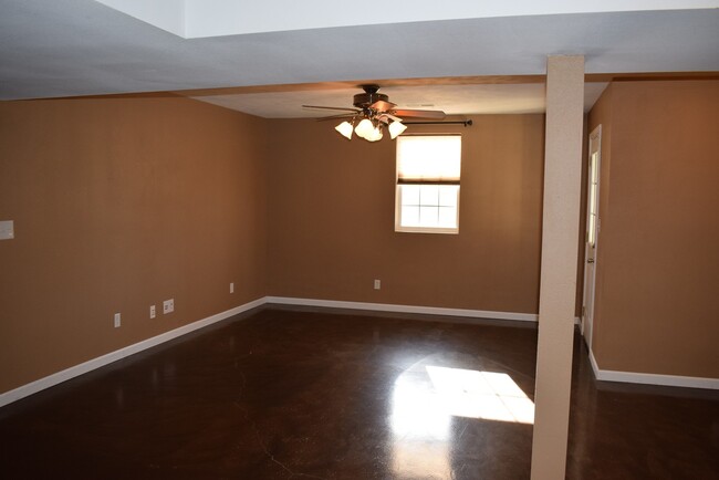 Building Photo - Beautiful spacious home in Waynesville