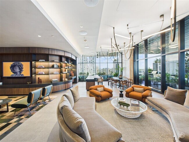 Building Photo - 610 Davis St