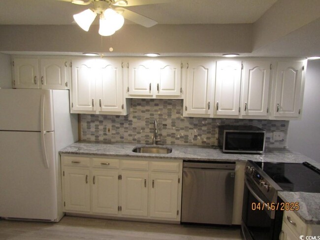 Building Photo - 4230 Pinehurst Cir