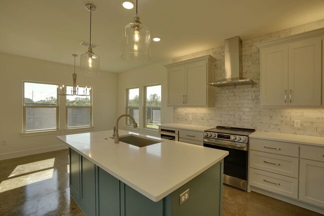 Building Photo - 300 Red Bird Dr