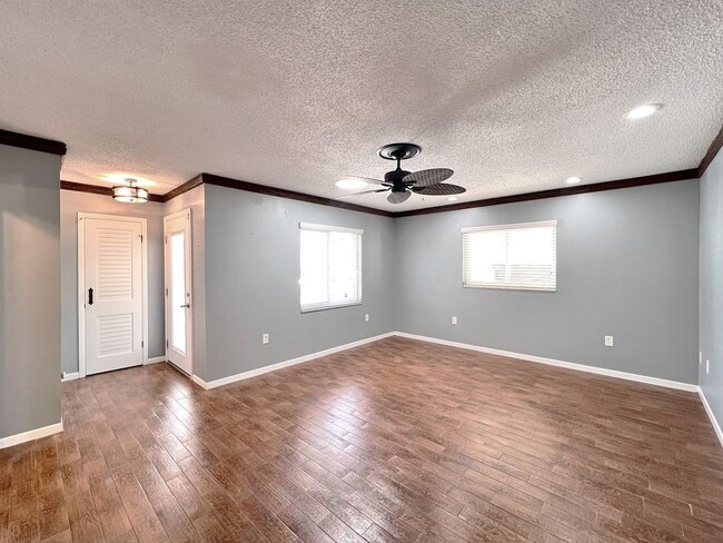 Building Photo - Two-Bedroom Home with Flex Room off Lake D...
