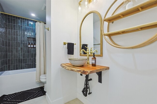 Building Photo - 1088 Pondview Dr