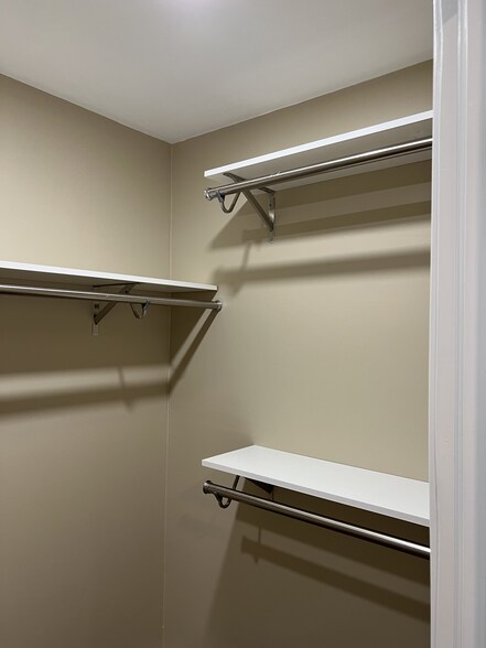 Bedroom #1 Walk-in - 2 - 149 W Kenilworth Cir
