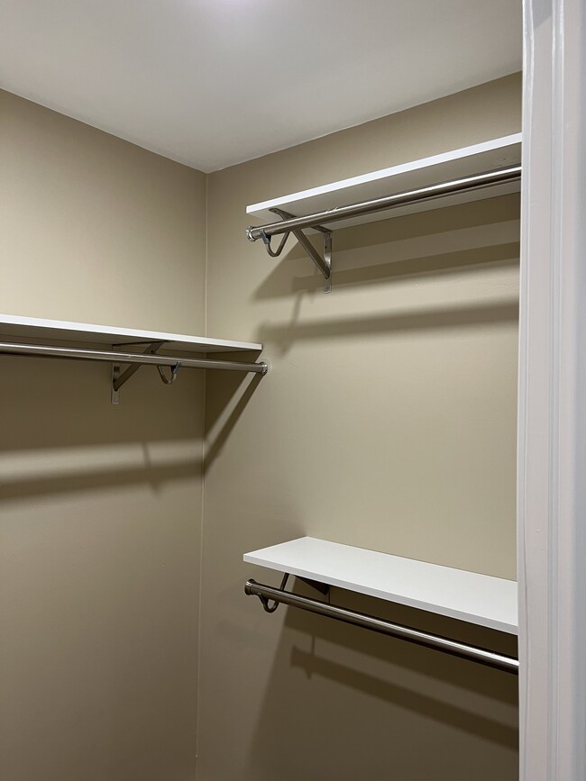 Bedroom #1 Walk-in - 2 - 149 W Kenilworth Cir