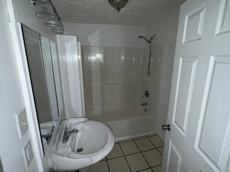 Main bathroom - 1455 Georgia Ave