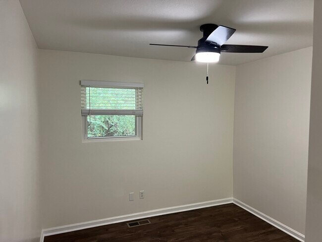 Building Photo - 800 Lullwater Rd