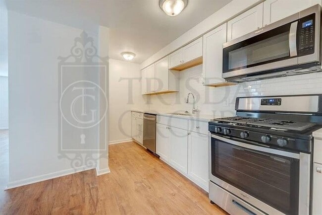 Building Photo - Avail Sept 1st: 2BR Apt in Crafton, 1 Off Street Parking, AC, W/D included, Quartz Countertops, D...