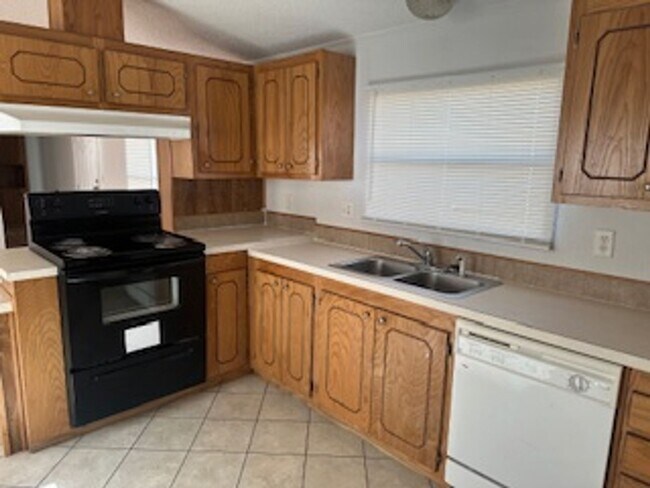 Building Photo - 3/2 single wide; all appliances provided