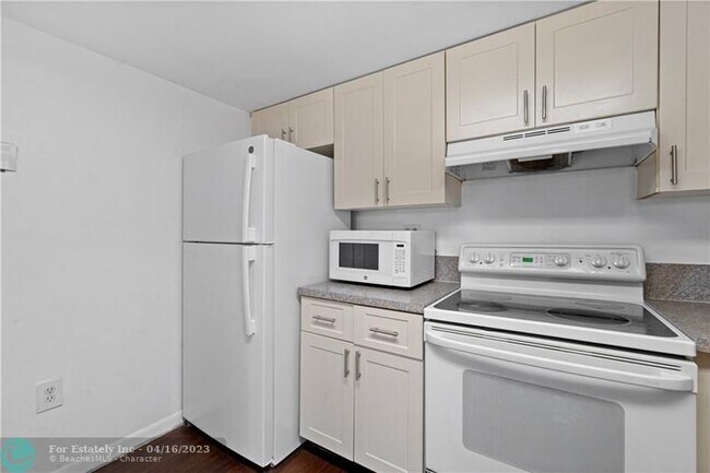 Building Photo - 9995 Nob Hill Ln