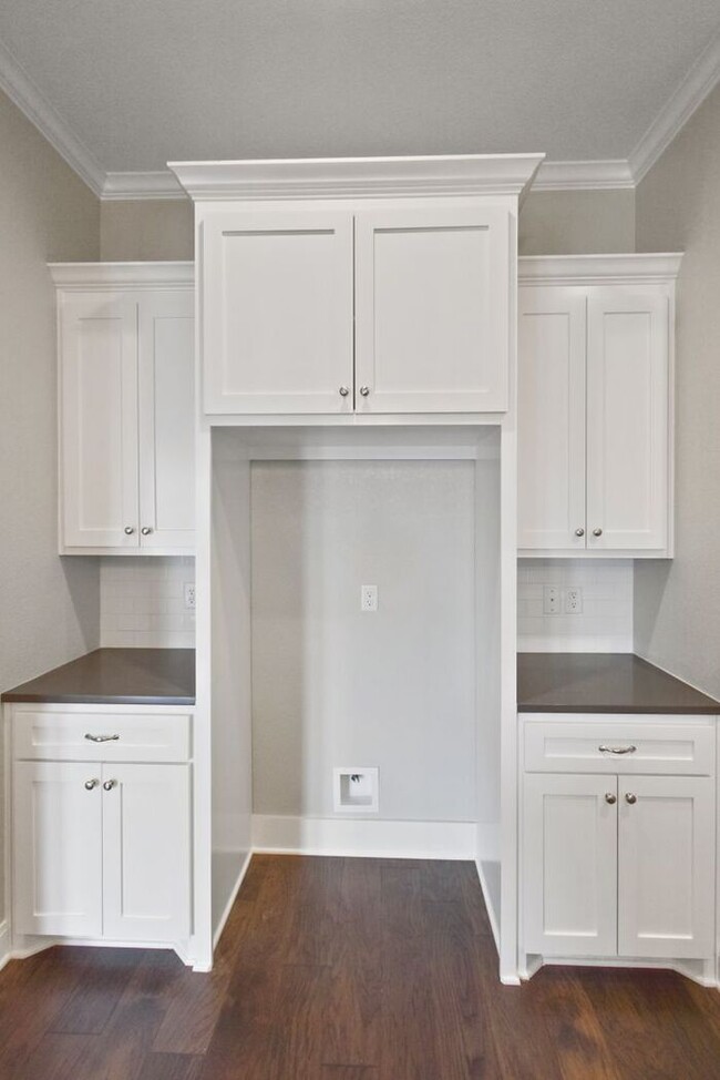 Building Photo - Stunning 4 Bed 2 Bath!