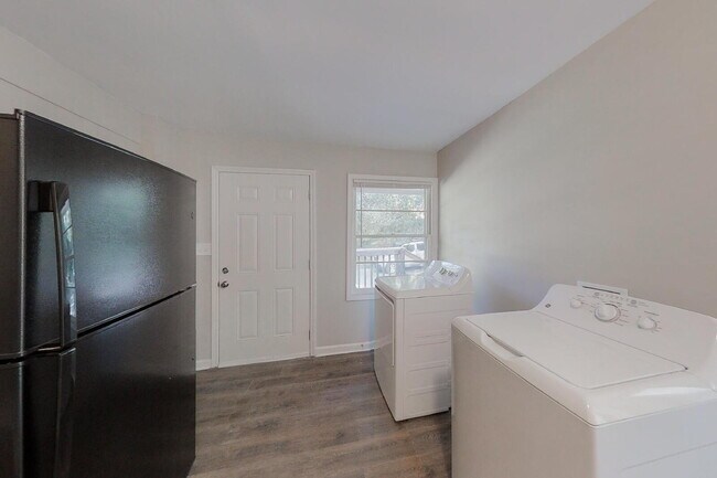Building Photo - Hickory Hills Estates Home, a 8 minute walk to transit stop N Hairston Rd & 452