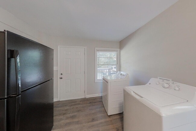 Building Photo - North Hairston | Hickory Hills Estates Home just an 8-minute walk to the transit stop at N Hairst...