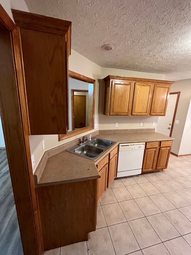 Building Photo - 3 bedroom 2 bath home in Ozark!  AVAILABLE NOW!