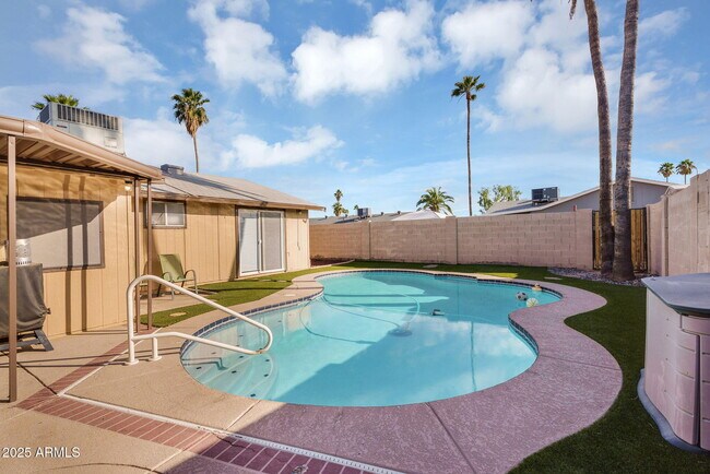 Building Photo - 1511 W Mesquite St