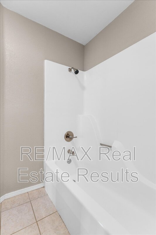 Building Photo - 5 Yates Ln