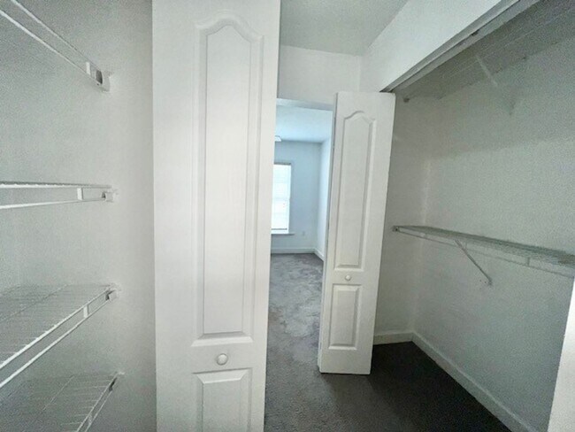 Building Photo - MOVE IN NOW!! Gated community Miriada! 1st floor 1X1.5 bath condo near pool area!!! Laminate wood...
