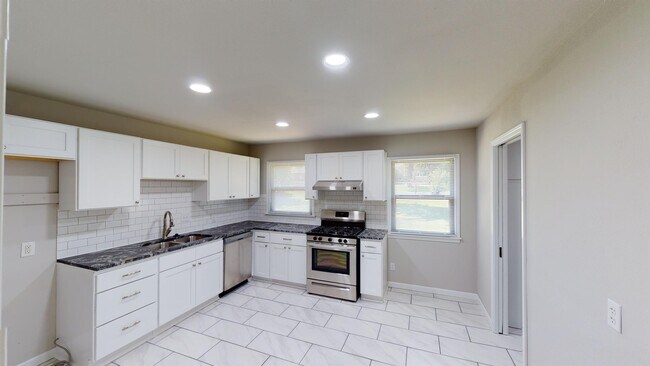 Building Photo - 6010 E 18th St