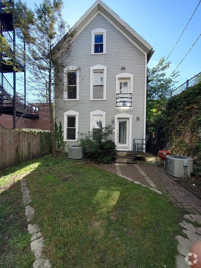 Building Photo - 1317 W Roscoe St