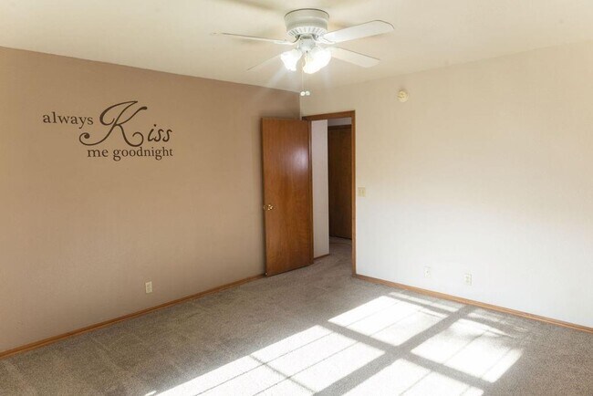Building Photo - 304 Eccell Ct