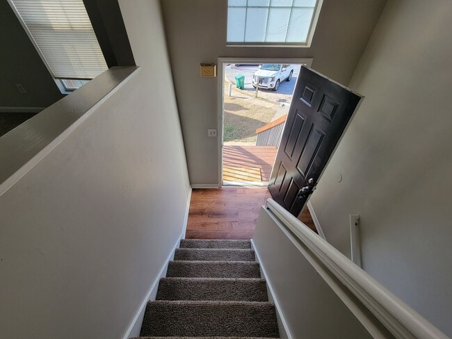 Building Photo - Gorgeous Split-Level 2 Story Home New Paint