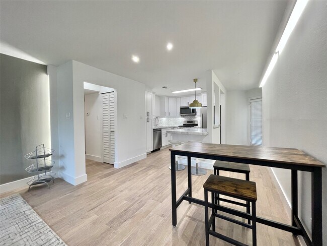 Building Photo - 614 Kipling St