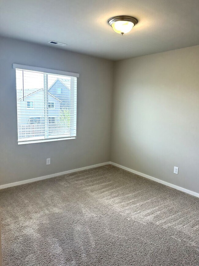 Building Photo - Puyallup - Beautiful 4 bedroom, 2.5 bath home! Available Now!
