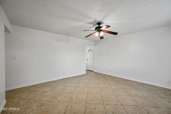 Building Photo - 913 E 7th Dr
