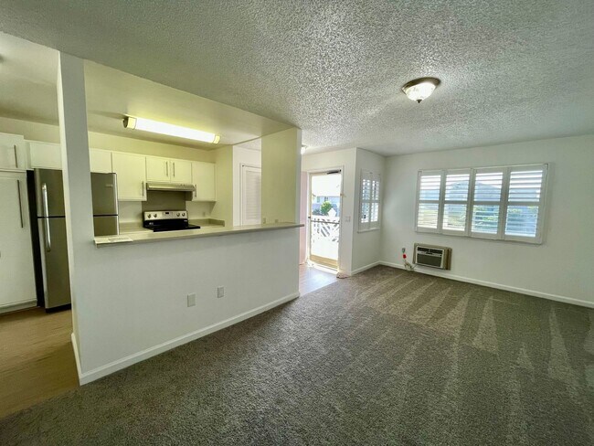 Building Photo - Discover a refreshed 2-bedroom, 2-bathroom residence in Mililani Mauka, complete with 2 parking s...