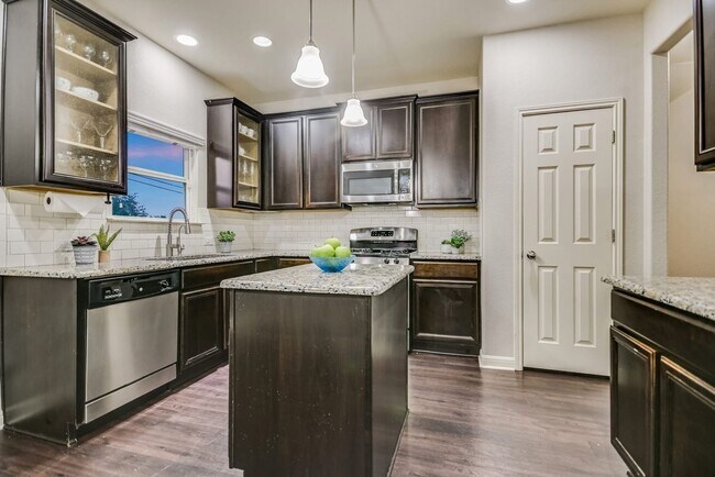 Building Photo - 4 Bed / 3 Bath in Forest Creek ~2,600 sq ft | Round Rock, TX