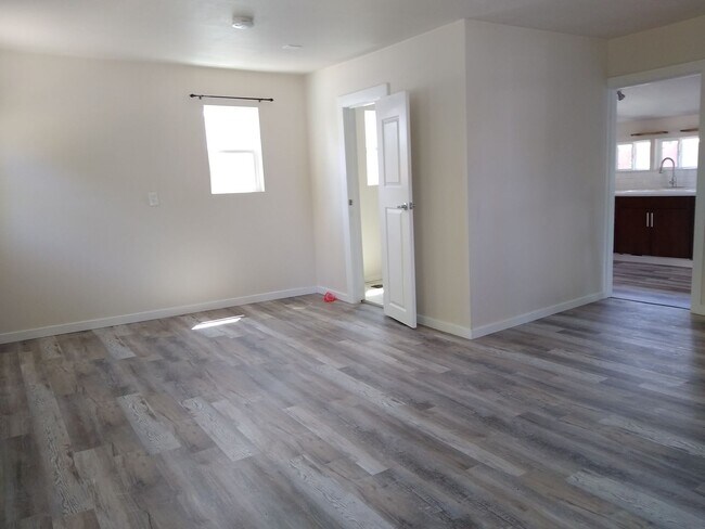 Building Photo - 1/2 off first months rent Totally Renovated Studio! AVAILABLE NOW!!