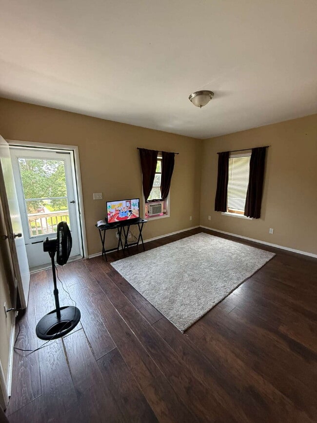 Building Photo - Charming 2 Bedroom 1 Bathroom with small b...