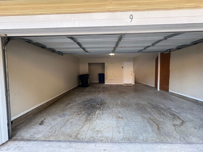 Building Photo - Huge 2 bedroom/2.5 bathroom Townhouse with Central Air & Heat & Garage!