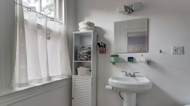 Building Photo - 7106 Maple Ave