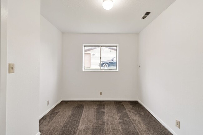 Building Photo - Spacious West Valley Duplex