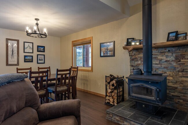 Building Photo - 1810 Shenandoah Dr