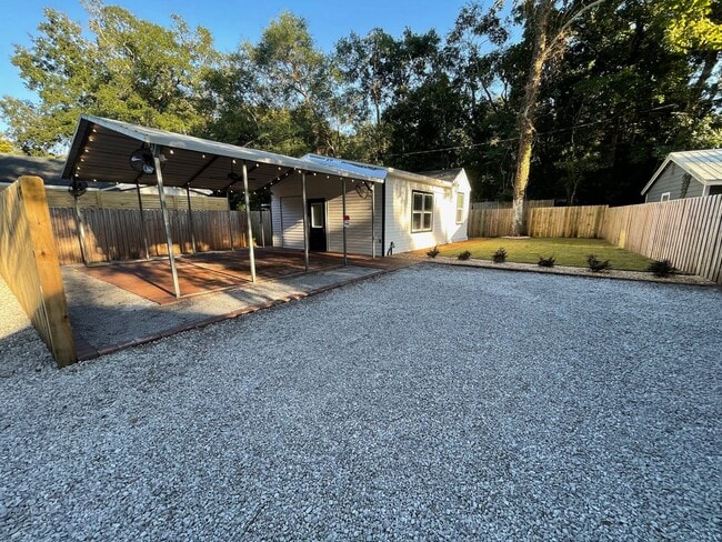 Building Photo - Peaceful Retreat! Just minutes from Niceville!
