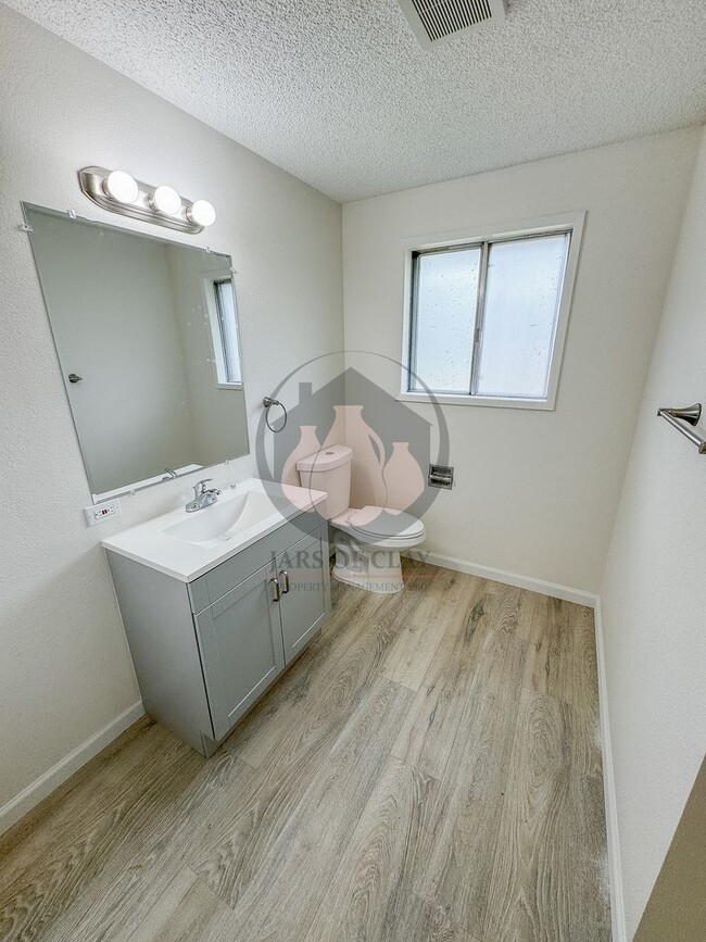 Building Photo - Beautifully Renovated Home -