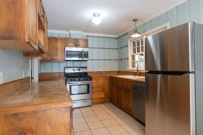 Building Photo - 882 Cherokee Rd