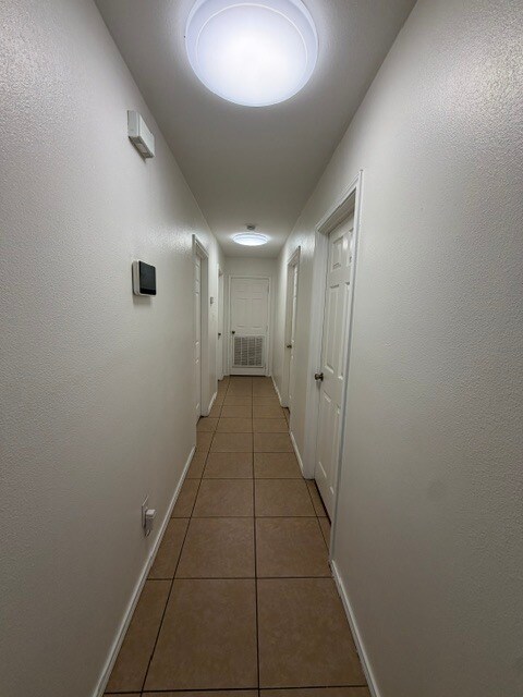 Building Photo - 307 W Reid Dr