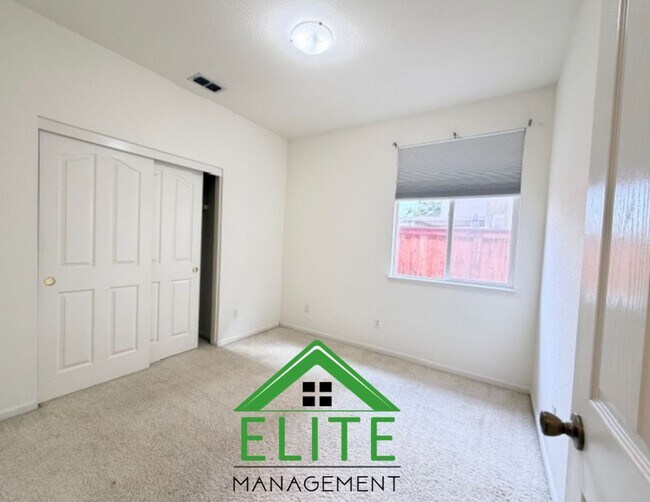 Building Photo - **Spacious 4-Bedroom Single-Story Home in Desirable Elk Grove Neighborhood**