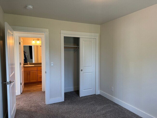 Building Photo - Newer 3 bedroom, 2.5 bath duplex in desirable neighborhood!
