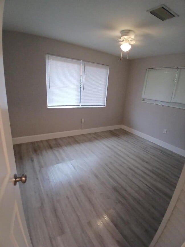 Building Photo - 1320 NE 146th St