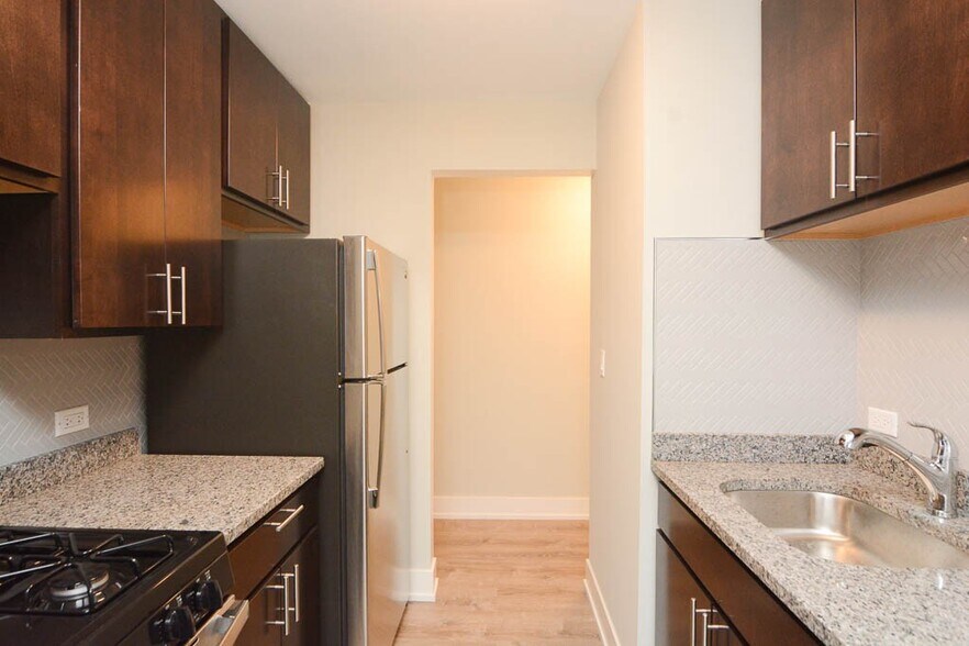 Building Photo - 535 W Surf St