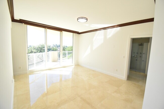 Building Photo - 1063 Hillsboro Mile