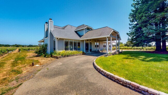 Building Photo - Beautiful 4 bedroom 3.5 bath Home with 2 c...